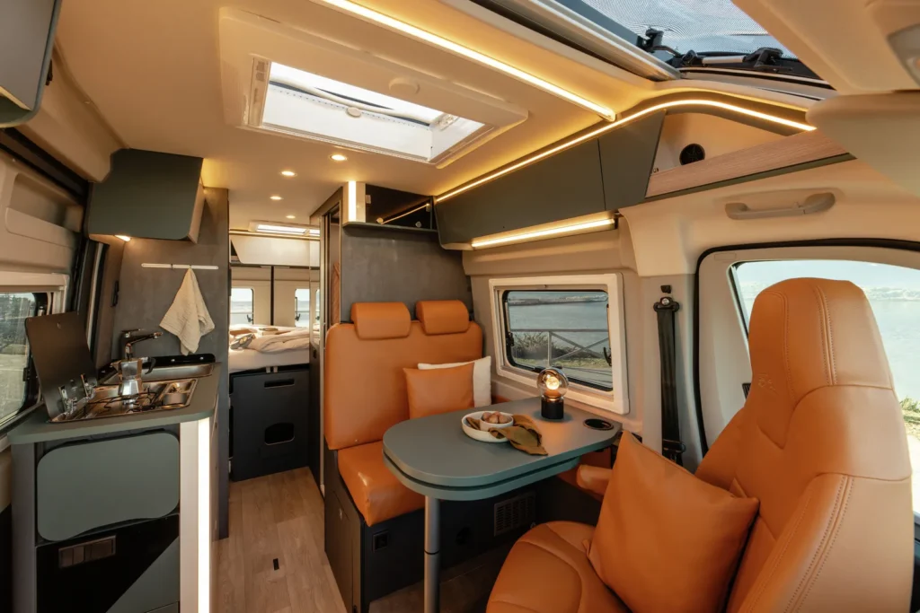 Stylové obytné auto s komfortním interiérem a moderním vybavením ideální pro cestování a relaxaci.