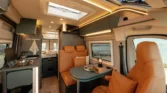 Stylové obytné auto s komfortním interiérem a moderním vybavením ideální pro cestování a relaxaci.