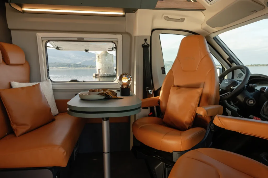 Obytné auto s pohodlným interiérem a výhledem na přírodu. Vhodné pro cestování a odpočinek.