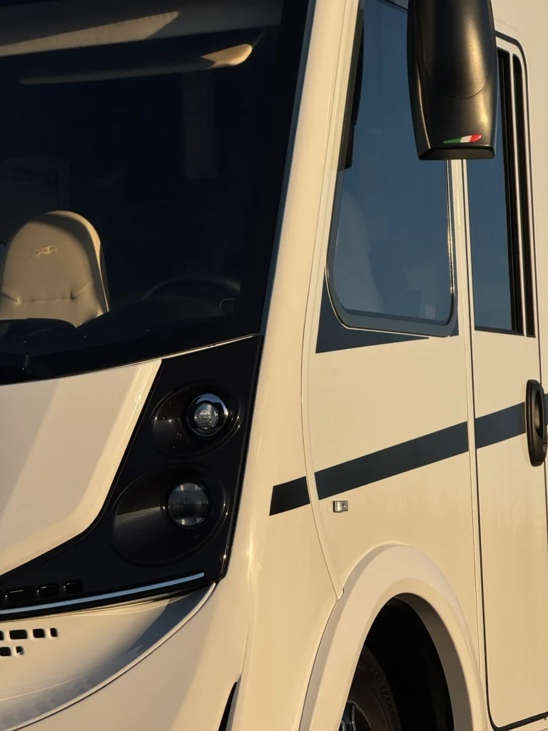 Obytné auto s moderním designem a elegantními světly, ideální pro dobrodružství na cestách.