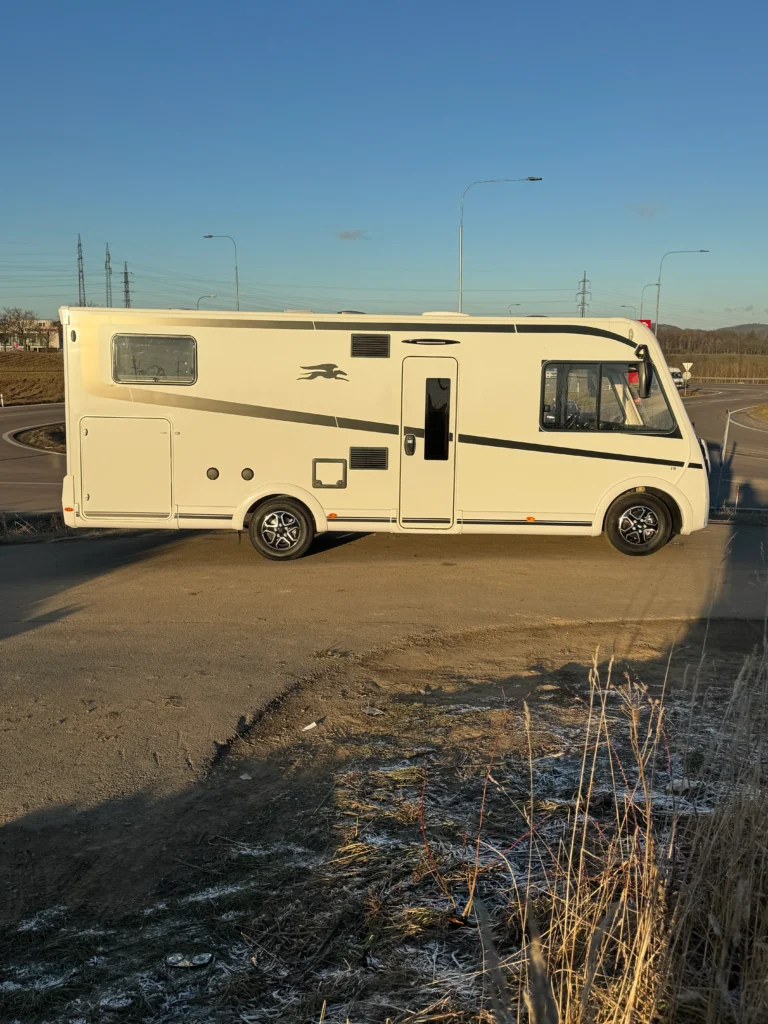 Obytné auto s elegantním designem a velkým prostorem pro cestování. Ideální společník na dobrodružství!