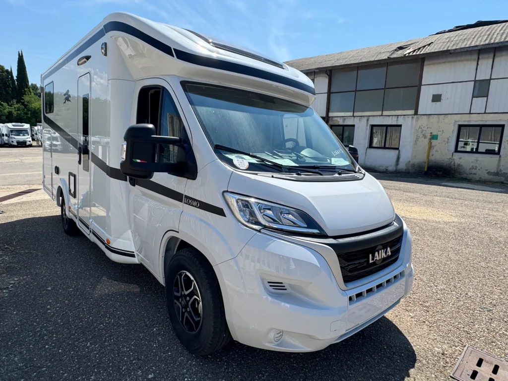 Karavan značky Laika, model Kosmo, s moderním designem a bílo-černou barvou.