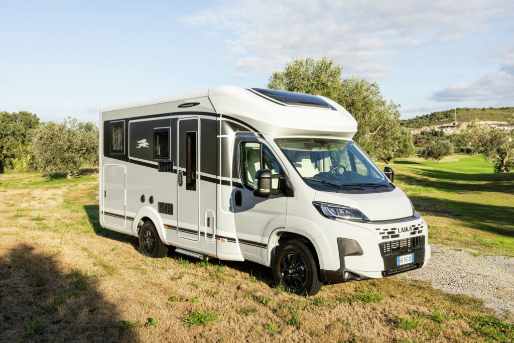 Obytné auto Laika, moderní design, ideální pro dobrodružství a relaxaci v přírodě.