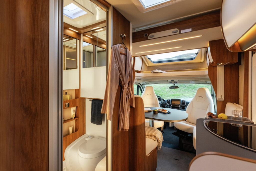 Moderní obytné auto s komfortním interiérem, kuchyňkou a sociálním zařízením. Ideální pro pohodlné cestování.