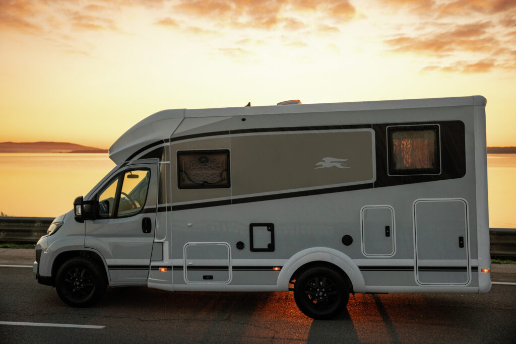 Obytné auto s elegantním designem, ideální pro cestování a dobrodružství u vody.