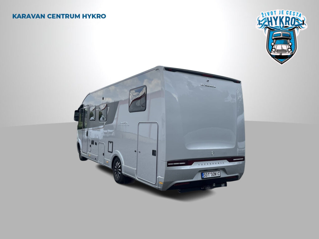 Obytné auto s moderním designem, ideální pro cestování. Značka a model nejsou viditelné.