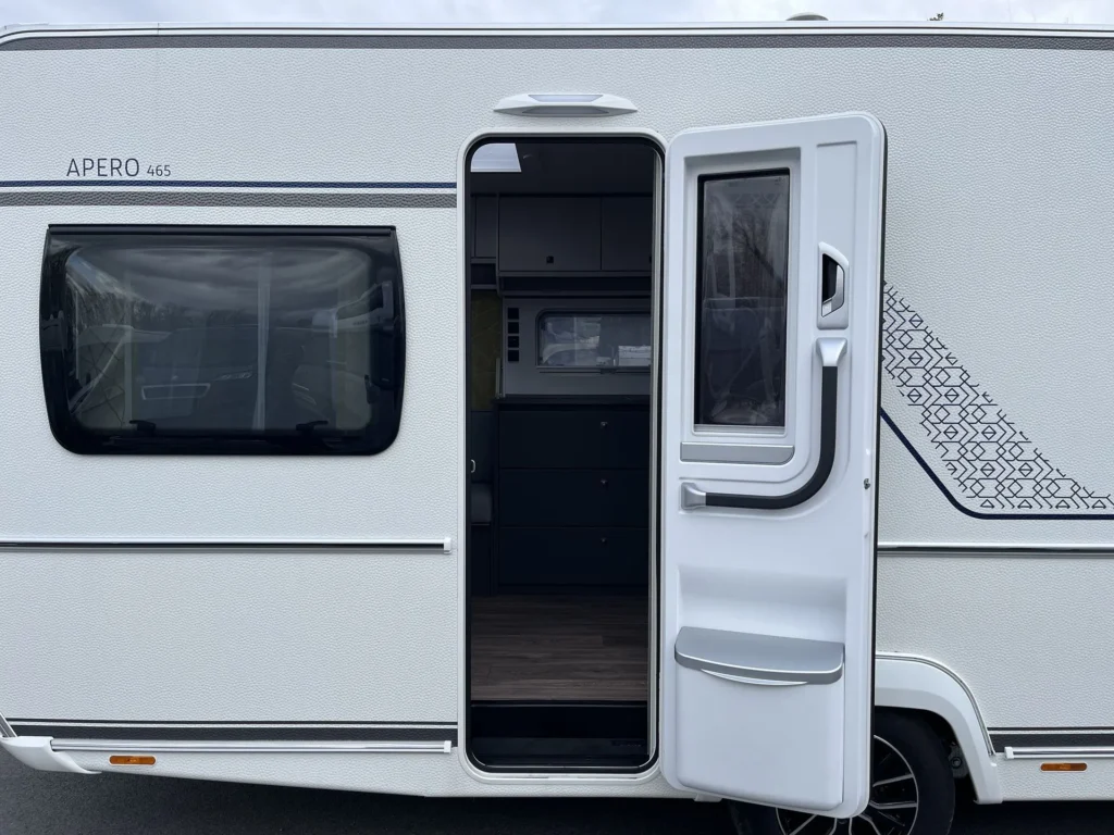 Karavan Apero 465 s prostornými interiérovými prvky a moderním designem pro pohodlné cestování a kempování.