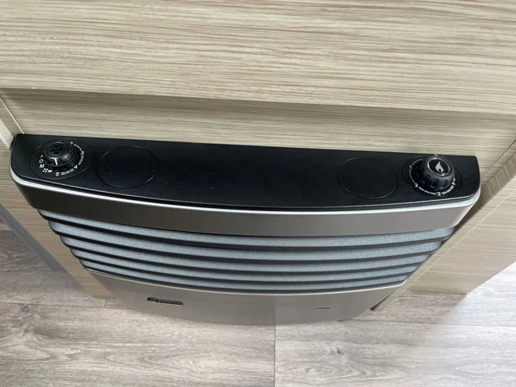 Obrázek ukazuje ovládání topení v obytném vozidle. Vhodné pro pohodlnou jízdu a kempování.