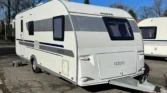 Karavan Adria Adora je moderní a prostorný přívěs, ideální pro vaše dobrodružství.