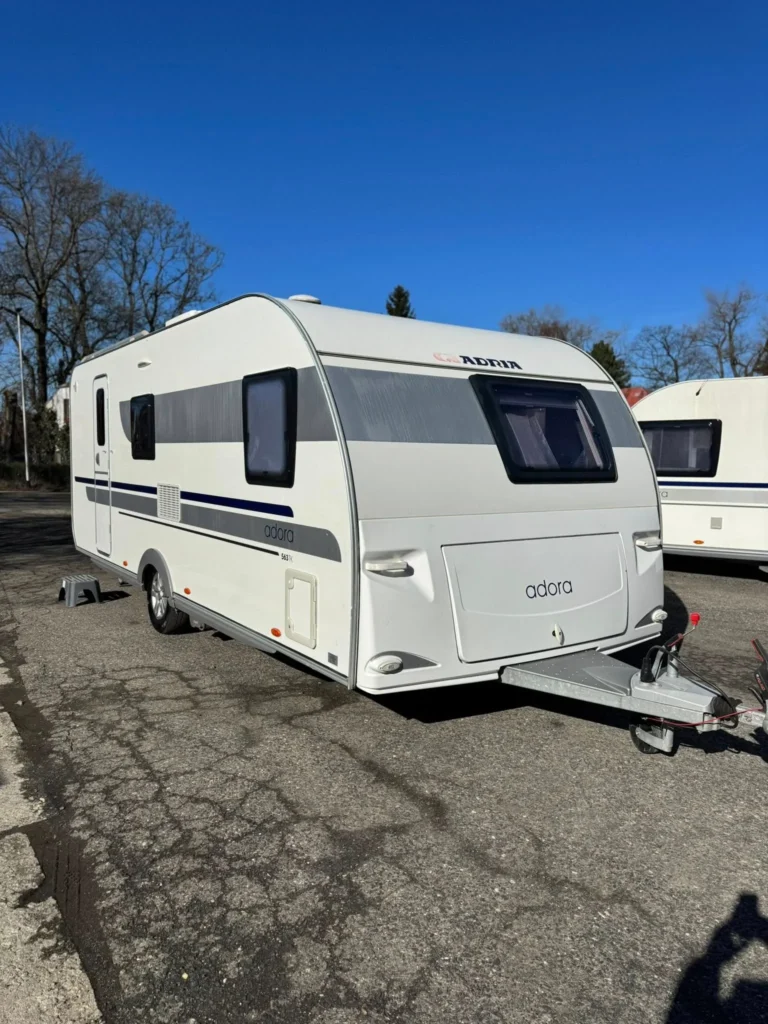 Karavan Adria Adora je moderní a prostorný přívěs, ideální pro vaše dobrodružství.