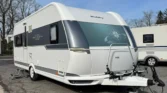 Karavan Hobby je moderní a prostorný, ideální pro pohodlné cestování a kempování.