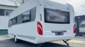Karavan Hobby 100, bílá barva, ideální na cesty a kempování s rodinou. Vhodný pro báječné dobrodružství!