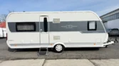 Karavan De Luxe s moderním designem, ideální pro pohodlné cestování a kempování.