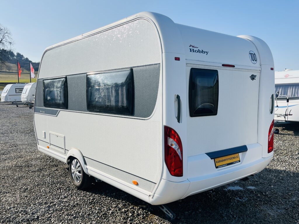 Přívěs karavan Hobby, moderní design s velkými okny a pohodlným interiérem. Ideální pro rodinné výlety.
