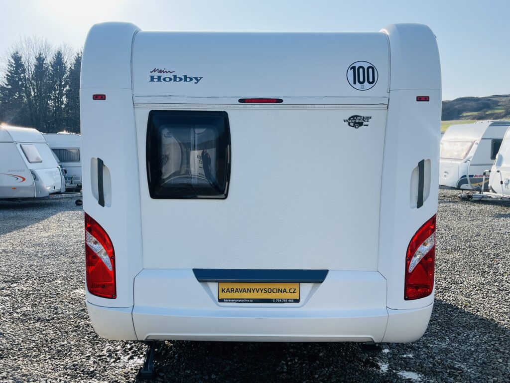 Karavan Hobby s označením 100, ideální pro pohodlné cestování a kempování.