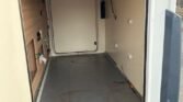Obrázek znázorňuje karavan Auto-Roller s prázdným interiérem a otevřenými dveřmi.