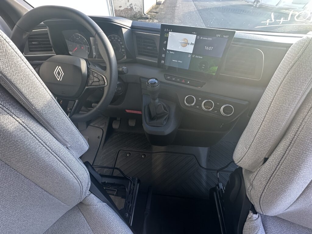 Interiér obytného auta Renault s moderním infotainmentem a pohodlnými sedadly, ideální pro cestování.