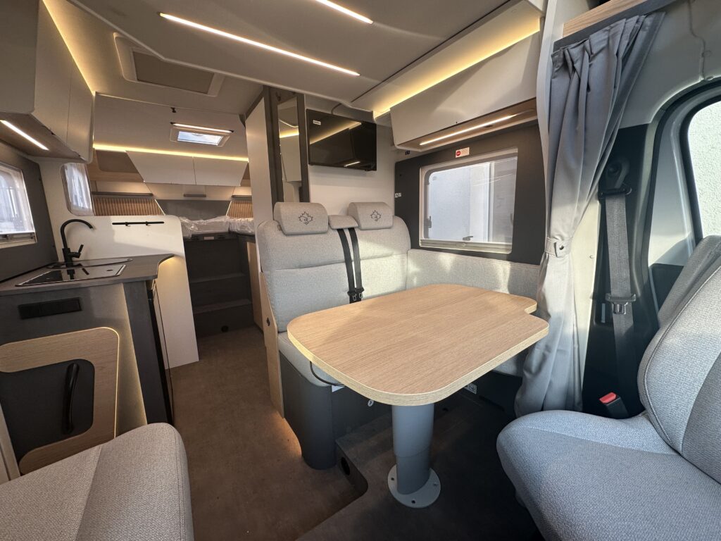 Moderní obytné auto s komfortním interiérem, vkusně zařízené, ideální pro cestování a relaxaci.