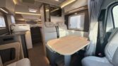 Moderní obytné auto s komfortním interiérem, vkusně zařízené, ideální pro cestování a relaxaci.
