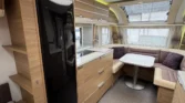 Moderní karavan s prostorným interiérem a vybavenou kuchyní. Ideální pro pohodlné cestování.