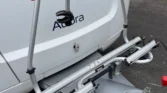 Karavan Adria Adora s nosičem na kola. Ideální pro rodinné výlety a pohodlné cestování.