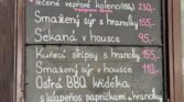 Na obrázku je jídelní lístek s hlavními jídly, jako jsou žebra, kuřecí stripsy a cheeseburger.