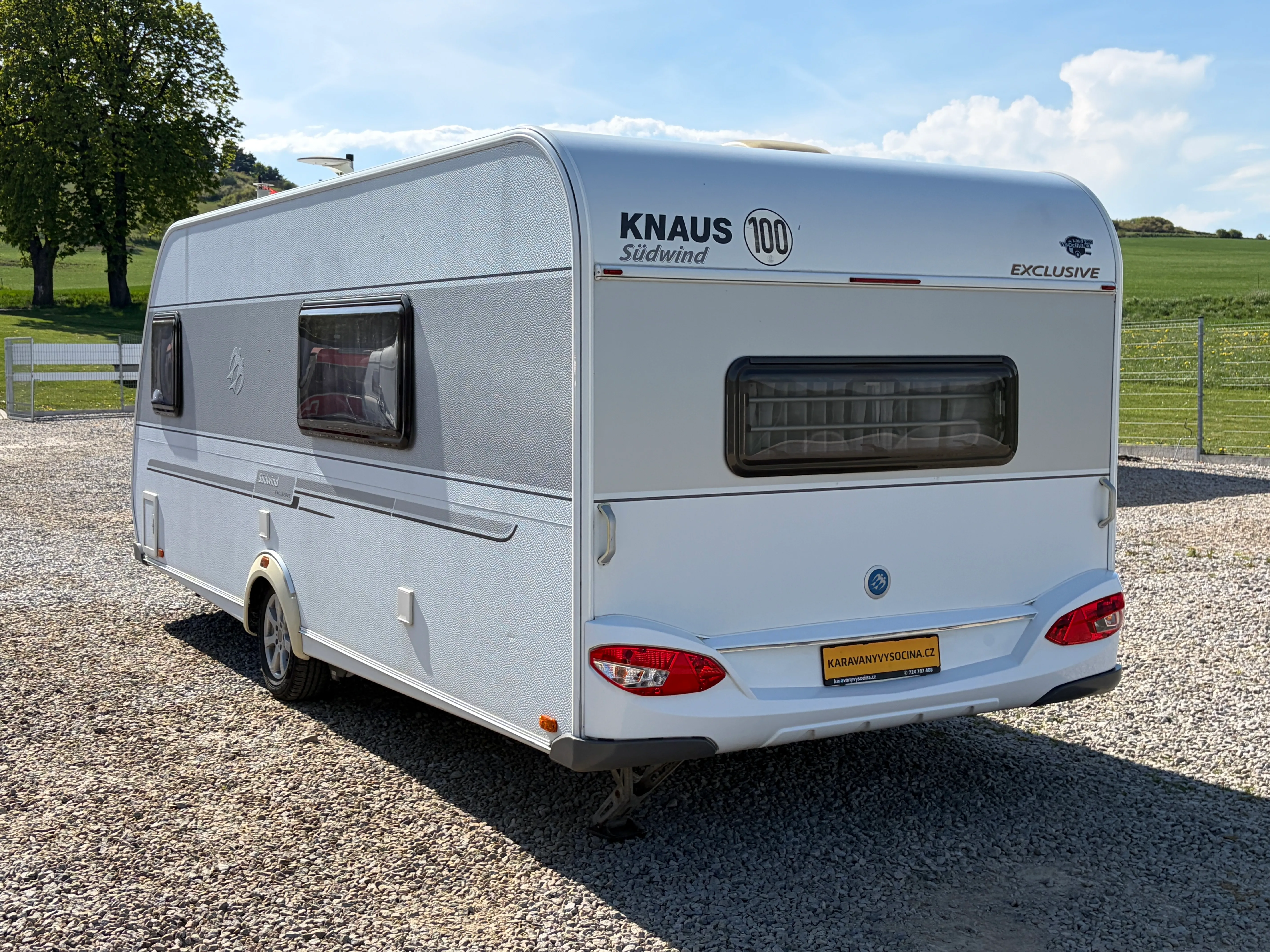 Karavan Knaus Südwind Exclusive v bílém provedení, ideální pro komfortní cestování.